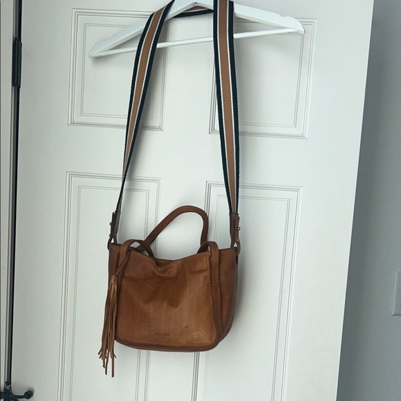 Luxurious Tan Leather Crossbody Bag - Picture 5 of 14